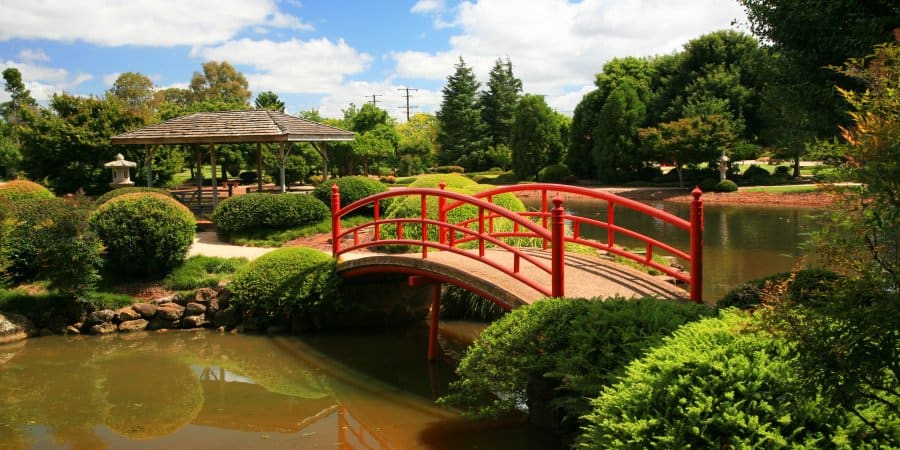 phoca_thumb_l_JapaneseGardenBridgeWater